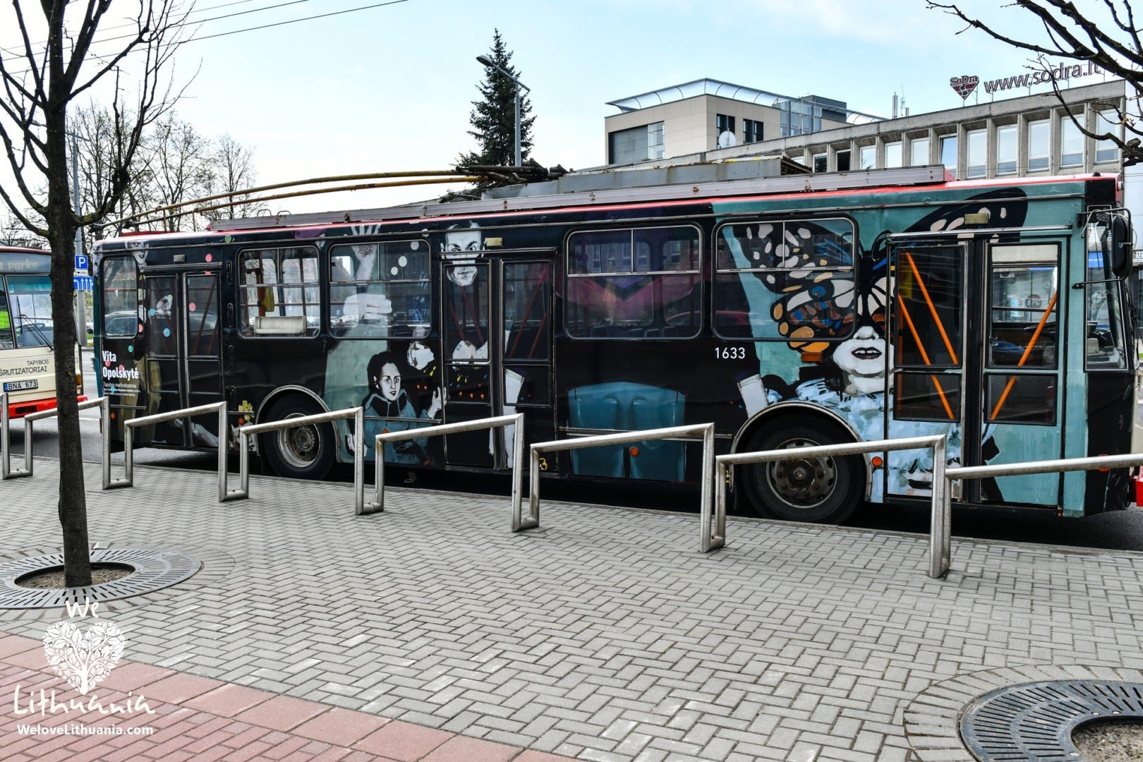Į Vilniaus gatves išvažiavo menininkų ištapyti troleibusai