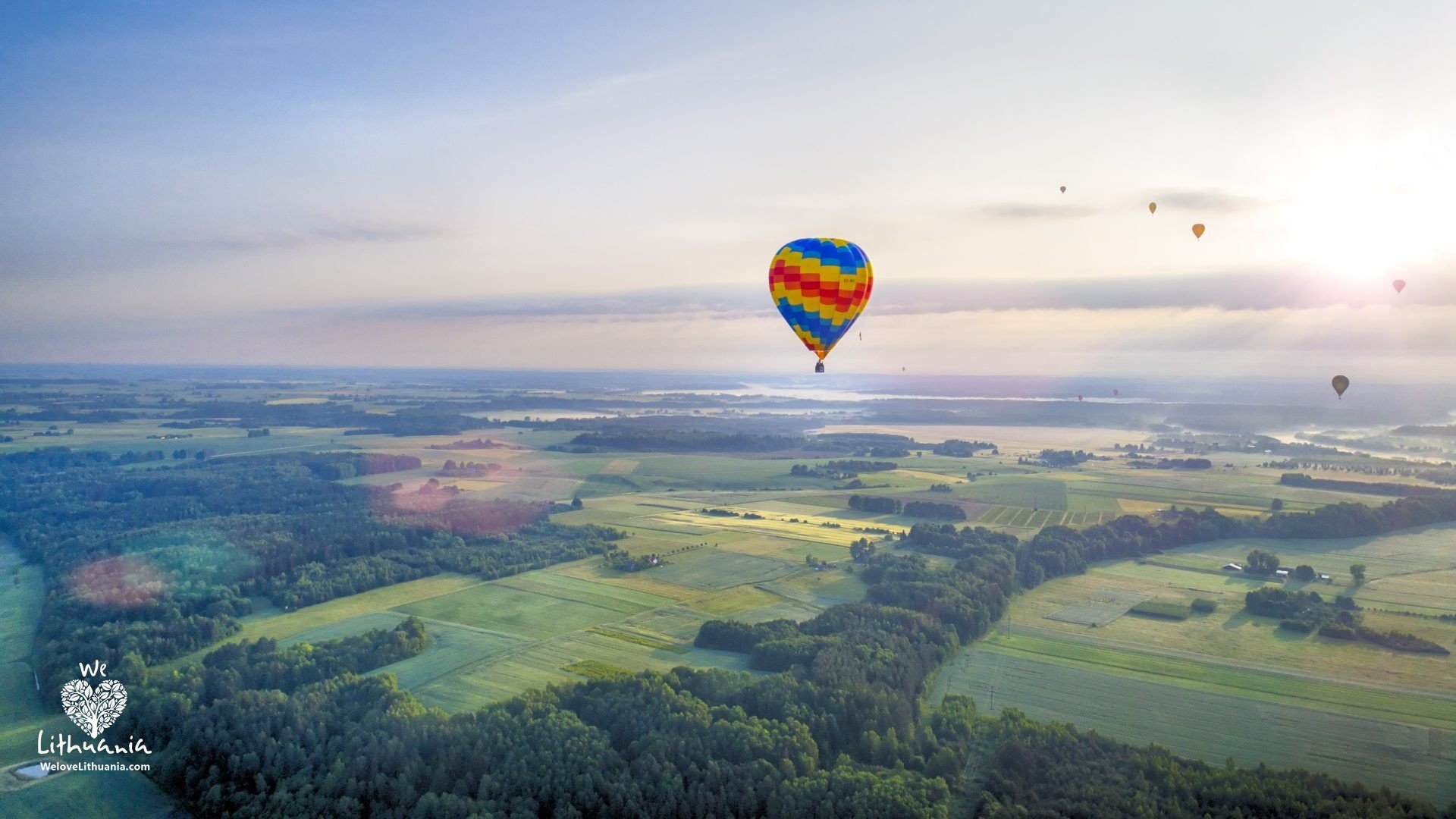 Oro balionų skrydis virš Nemuno ties Birštonu anksti ryte