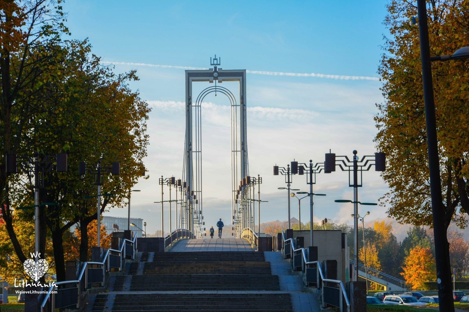 Tai pėsčiųjų tiltas per Nemuno kanalą Kaune, jungiantis S. Daukanto pėsčiųjų gatvę Centre ir Nemuno salą.