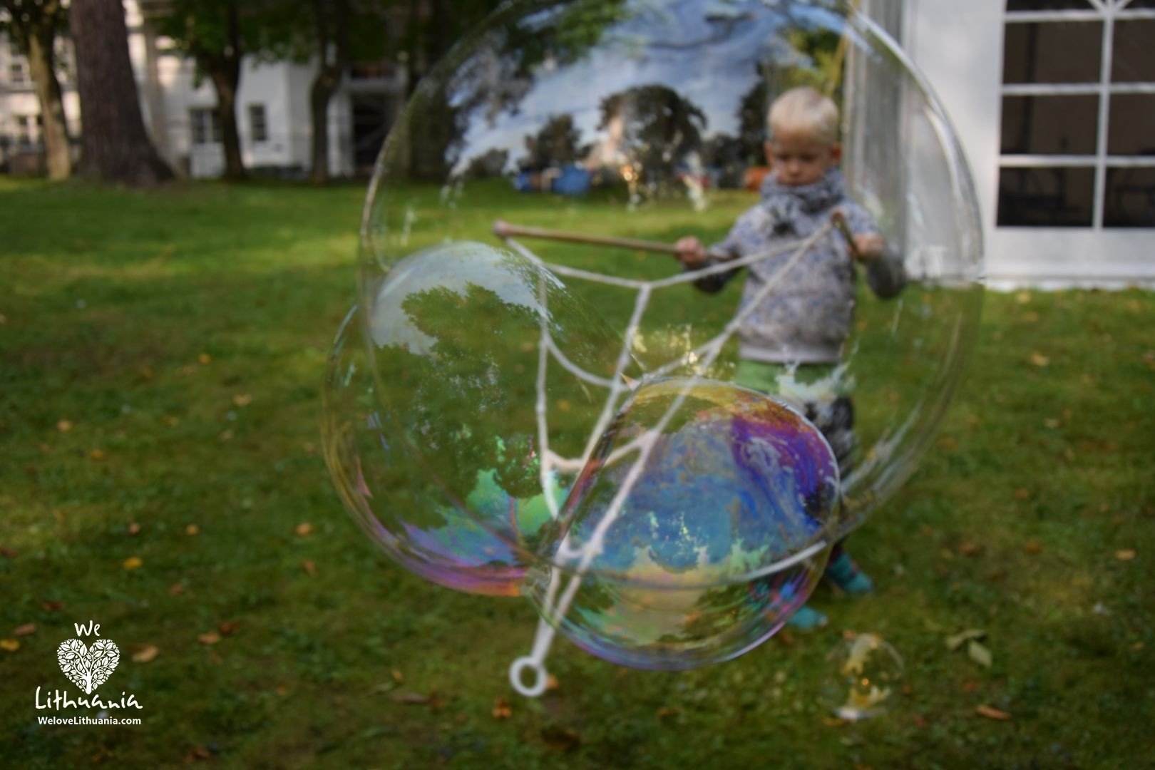 Birštone vykusio diskusijų festivalio "Būtent"  akimirkos vaikų-burbulų linksmybės.