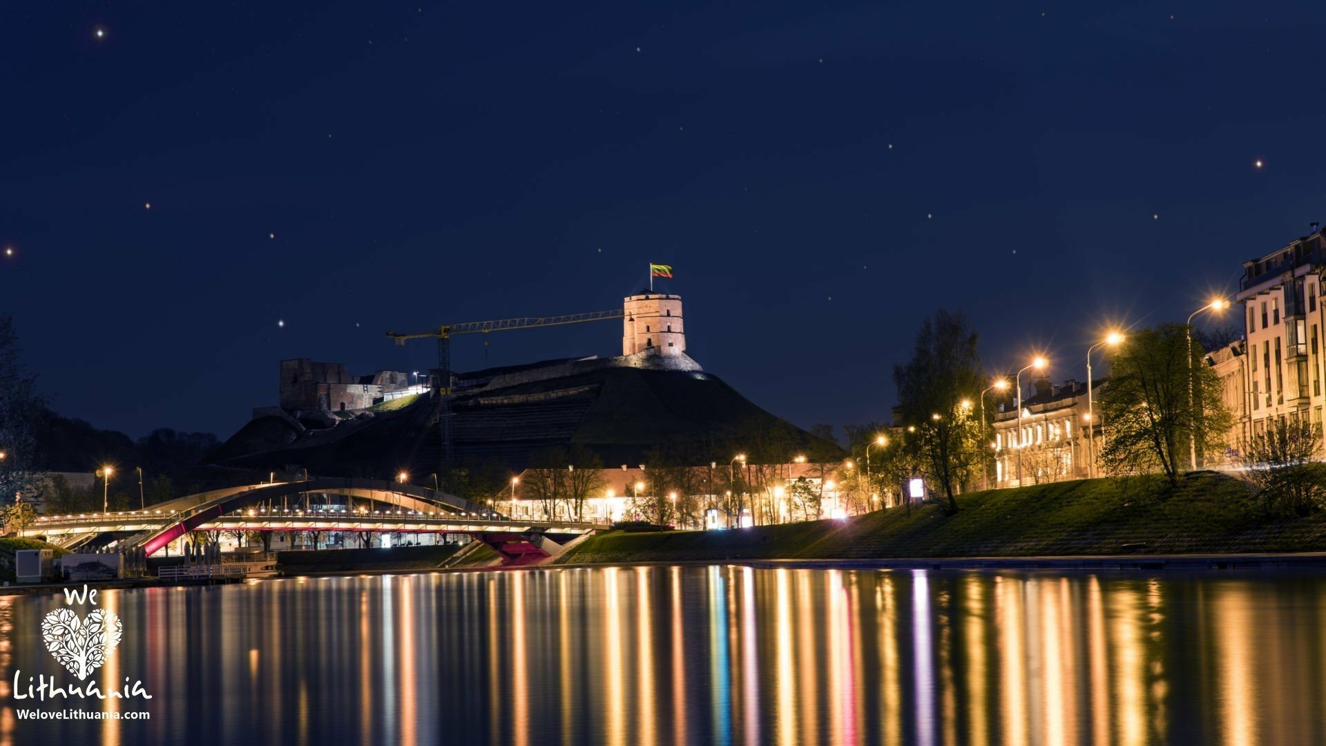Naktinio Vilniaus vaizdas žvelgiant į Gedimino pilį iš kitapus Neries upės