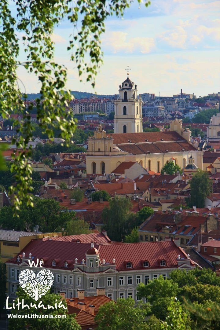 Nuo sostinęs panoramą atidengiančio Trijų kryžių kalno Vilnius talpina visą trispalvę - debesų prigesintos saulės geltonumą, medžių žalumą ir senamiesčio stogų raudonumą.
