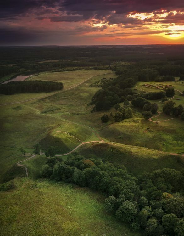 Kernavė iškyla kaip vienas iš valstybingumo simbolių – pagoniškos Lietuvos sostinė, apipinta legendomis ir padavimais.
