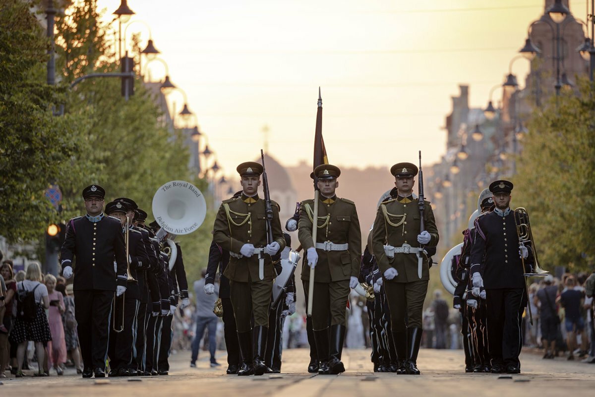 Laisvės Dieną Lietuvos Kariuomenė Pasitiko Nato Karinių Orkestrų