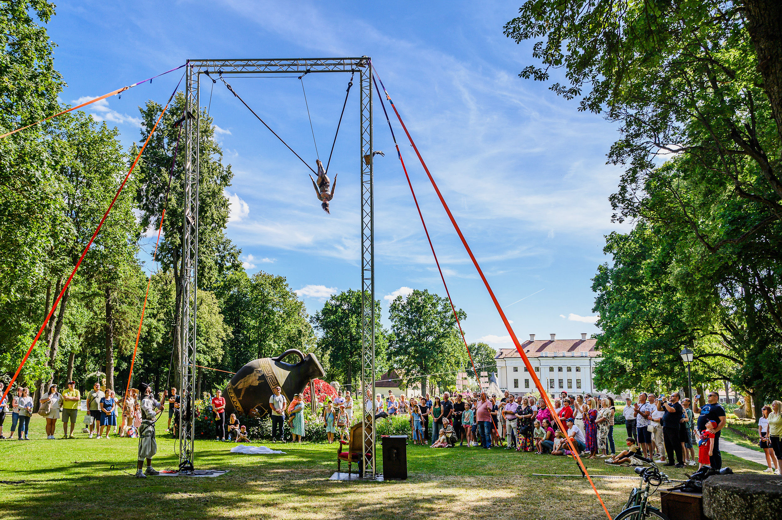 Pakruojo festivalio lankytojai: akrobatė krito nuo sūpynių