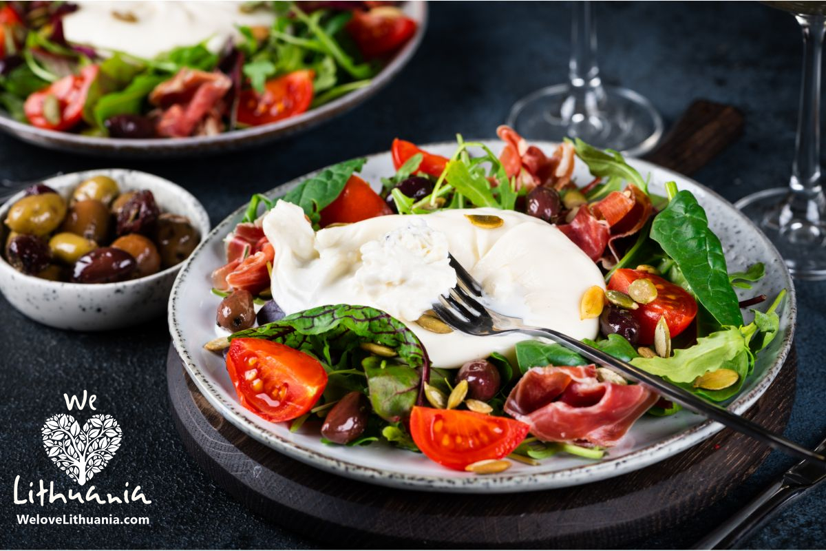 Burrata salotos su pomidorais